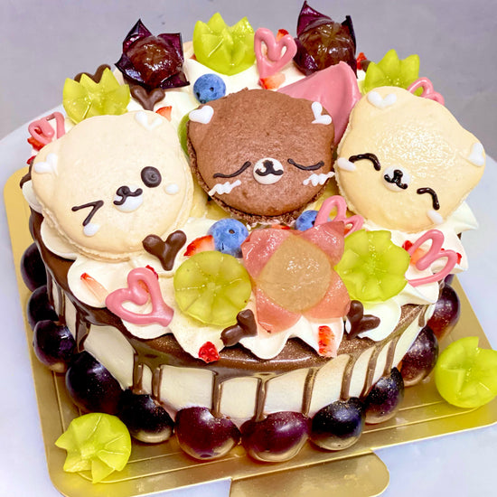 ぶどうたっぷり。くまのマカロンが可愛い！セミオーダーケーキ。生チョコをたらりとたらしたのも可愛いポイント。